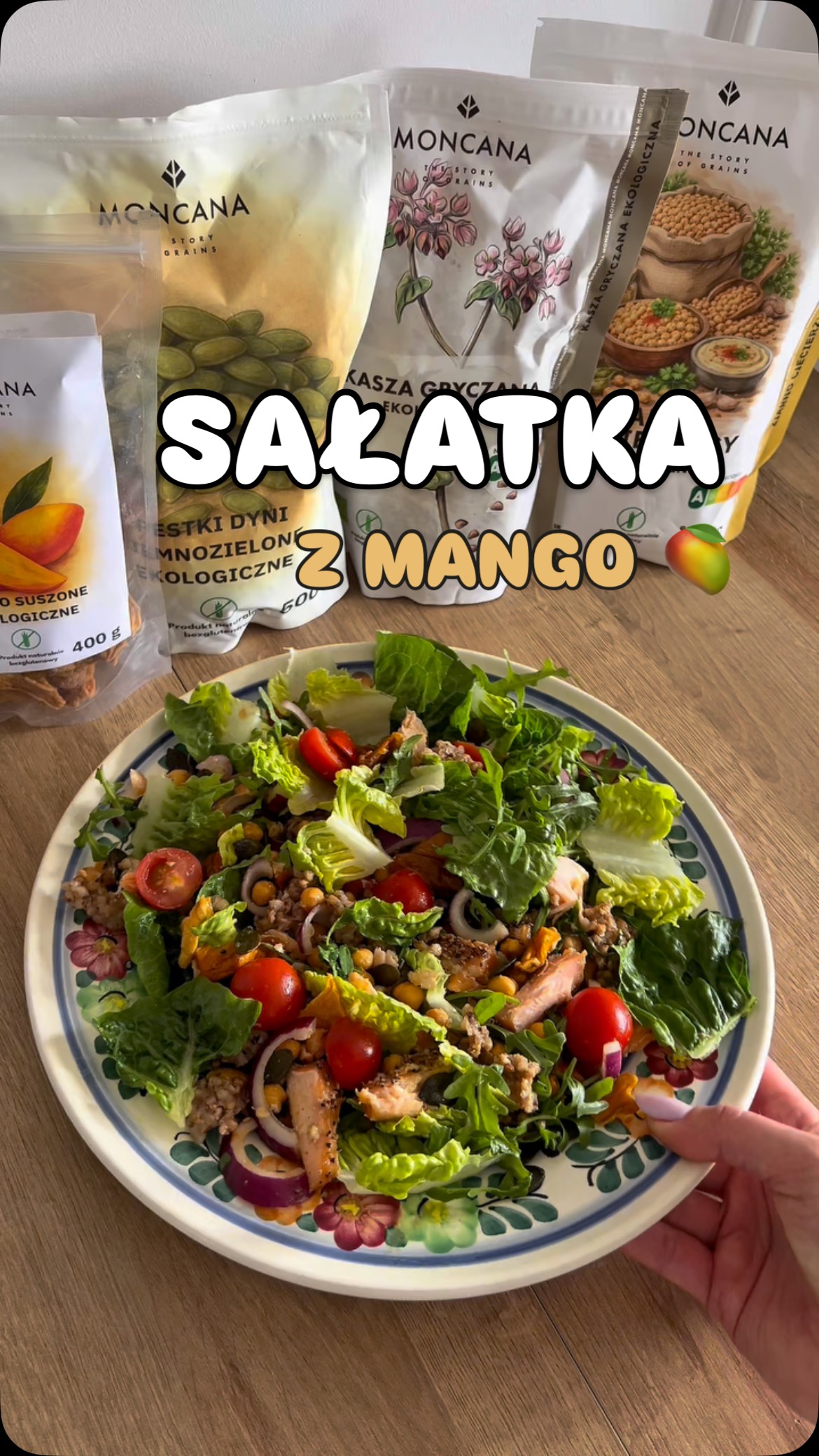 Sałatka z suszonym mango, sałatą rzymską, rukolą, wędzonym łososiem, pestkami dyni, ciecierzycą, pomidorkami koktajlowymi, kaszą gryczaną i sosem na bazie musztardy, soku z cytryny i oliwy