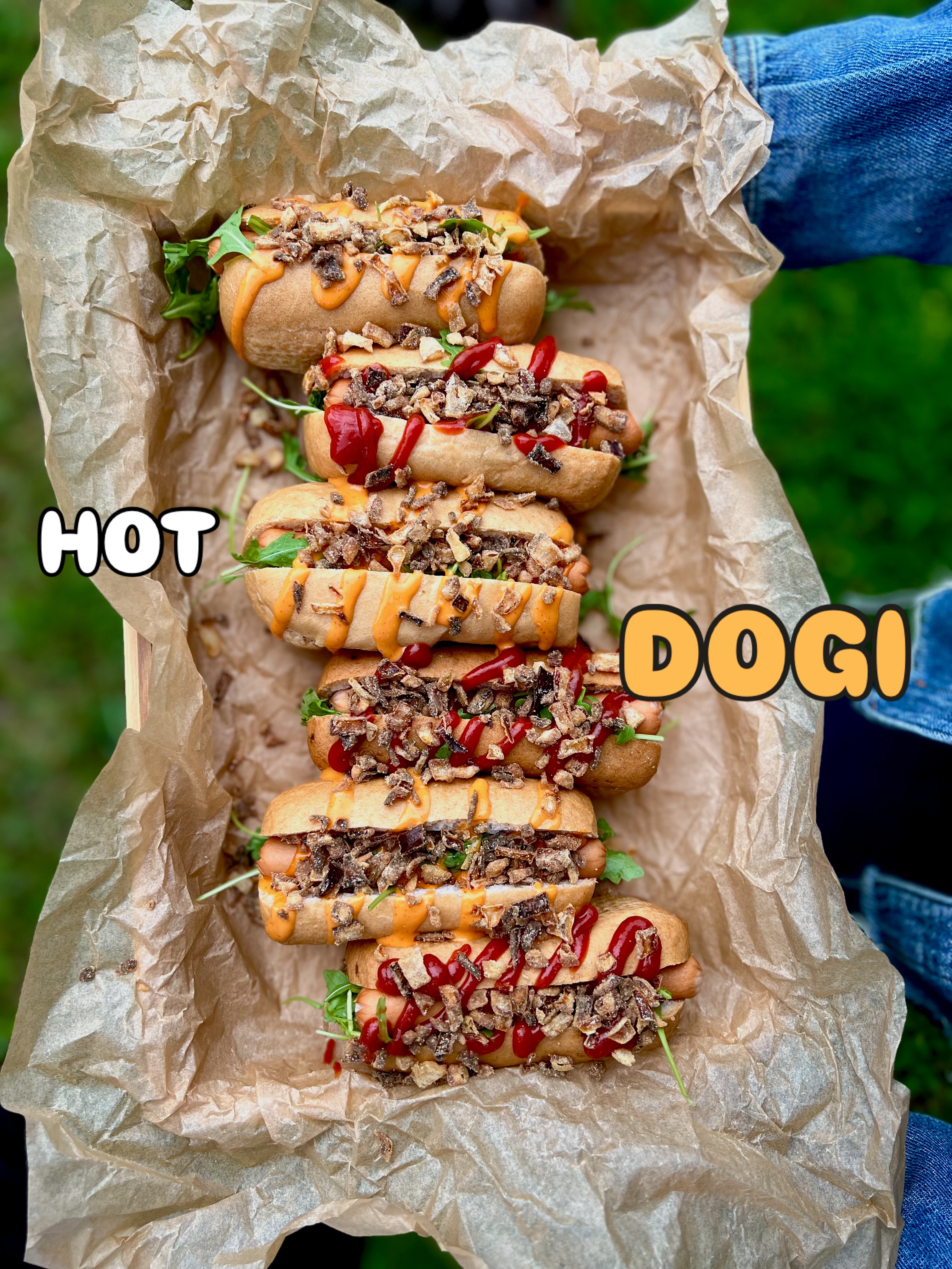 Letnie hot-dogi z prażoną cebulką domowej roboty
