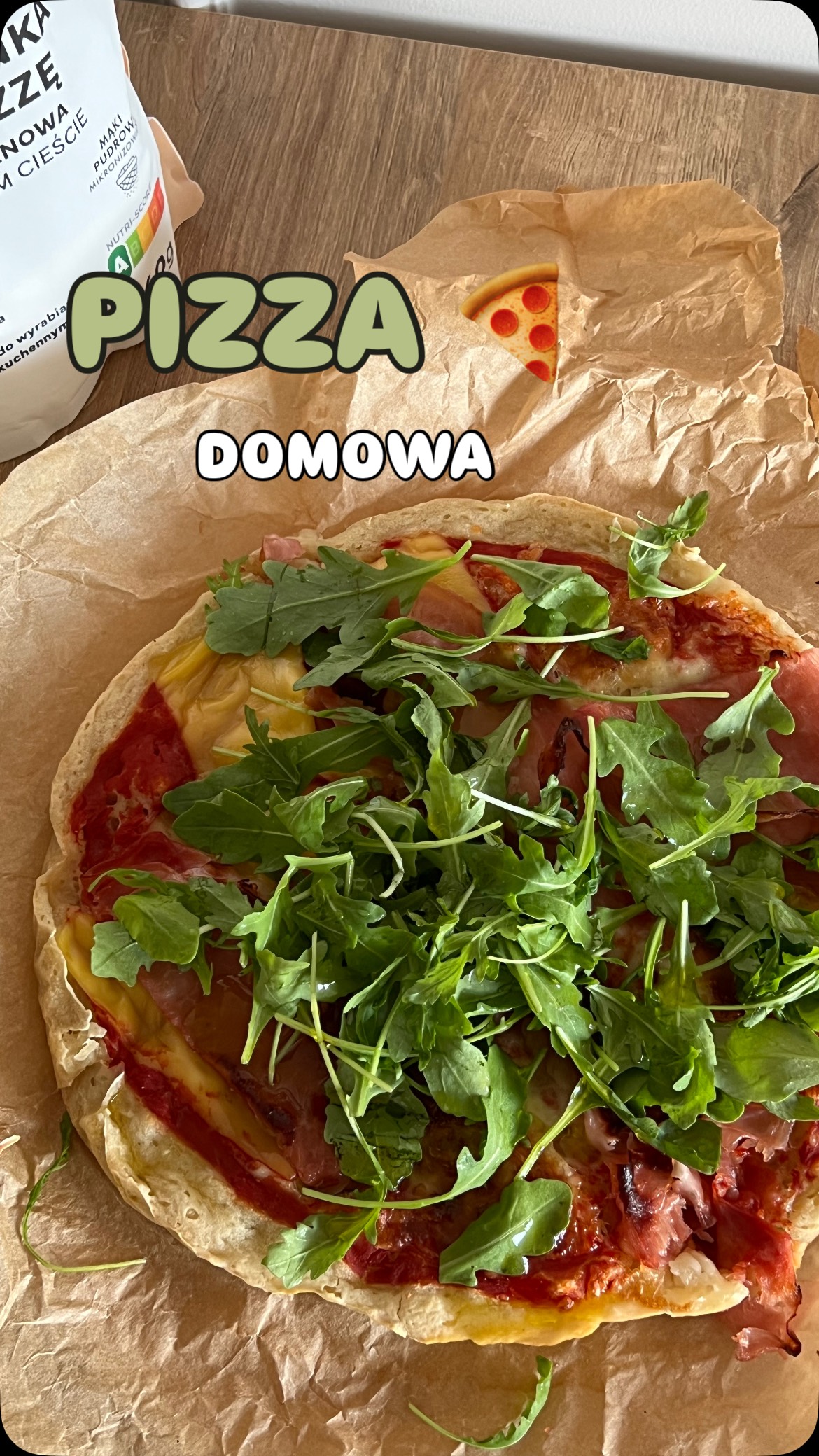 Domowa pizza z bezglutenowej mieszanki na pizzę na grubym cieście od Moncana