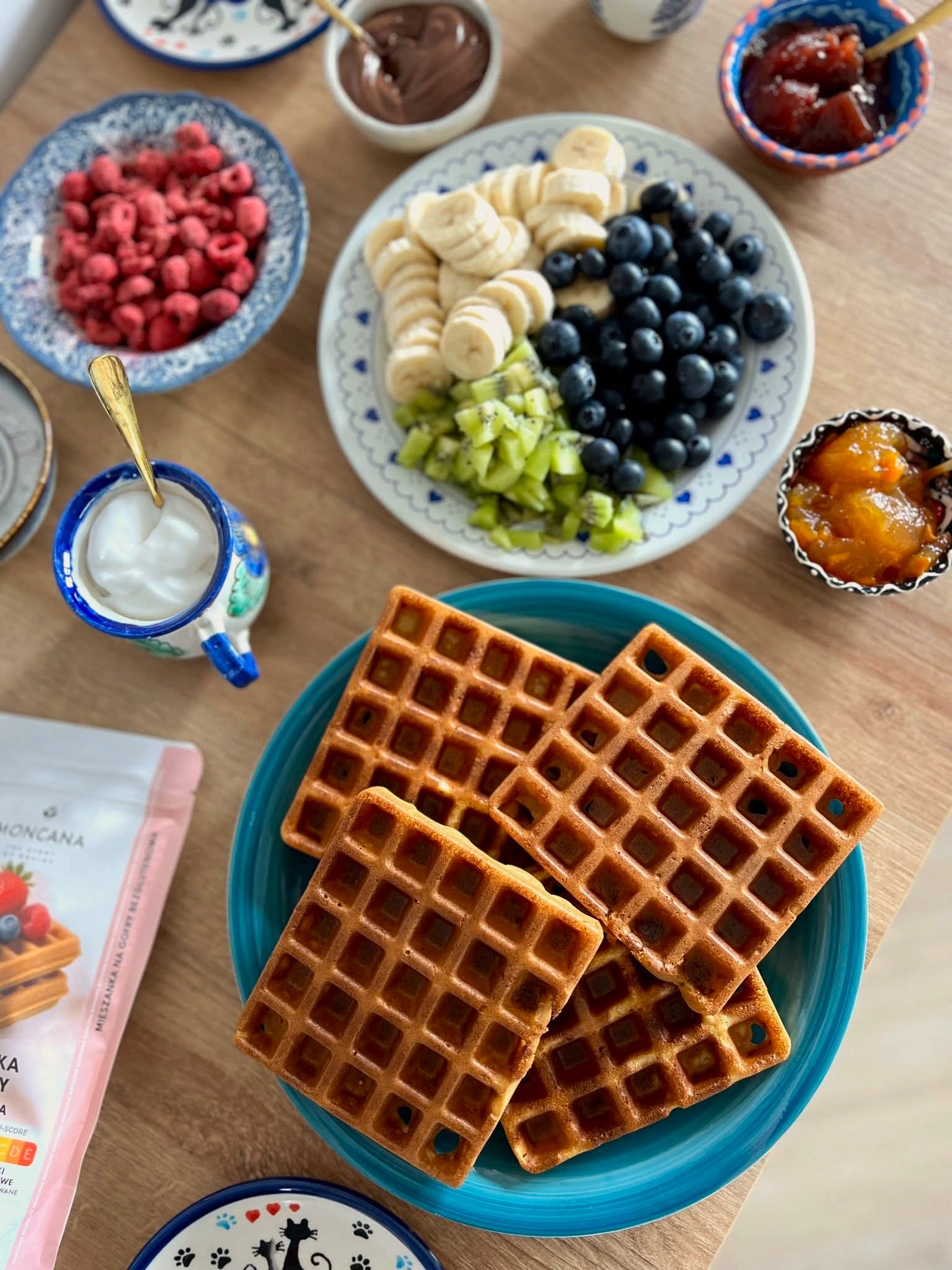 Bezglutenowe gofry z bitą śmietaną i owocami