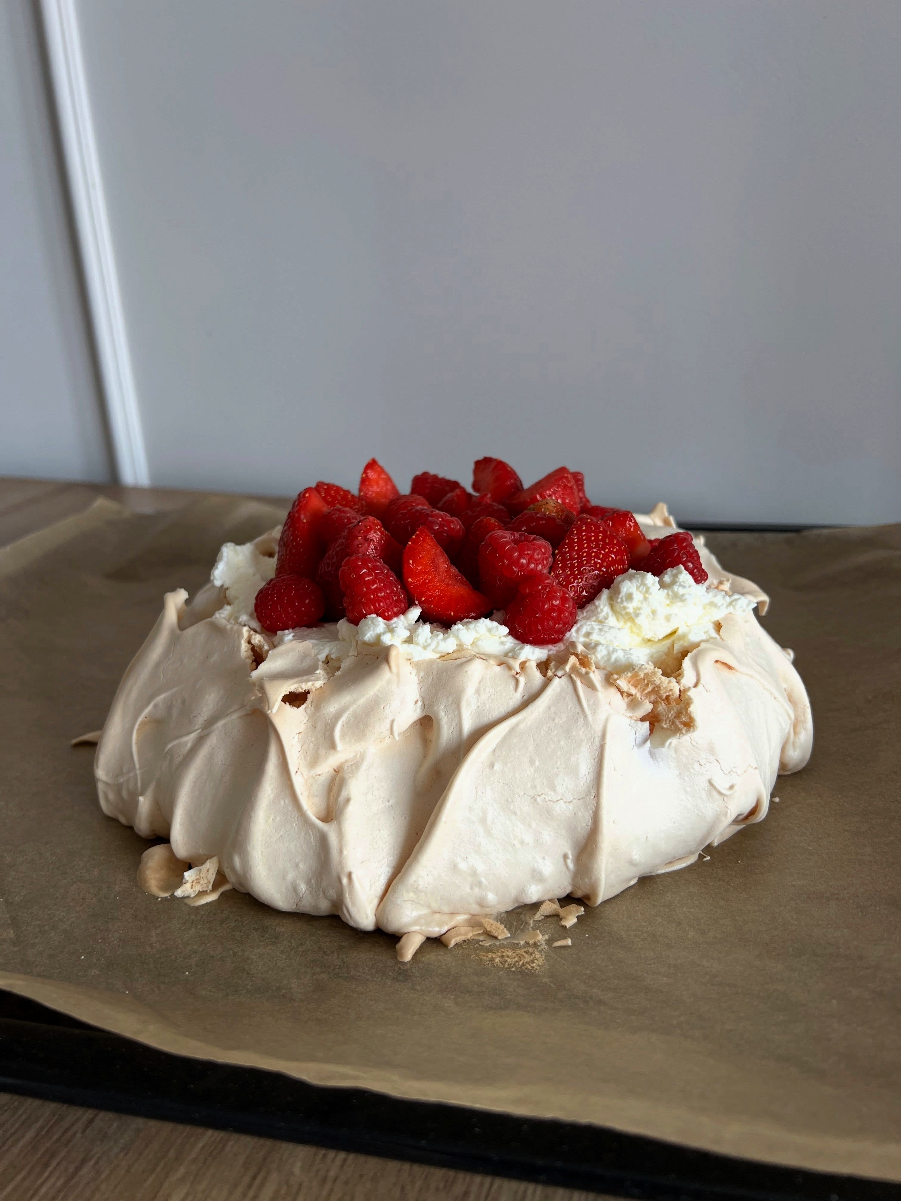 Beza z mascarpone, truskawkami i malinami