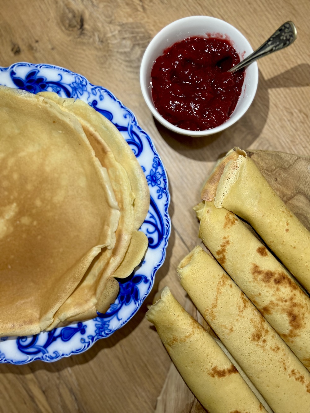 Bezglutenowe naleśniki - idealnie smakują z domowym dżemem truskawkowym