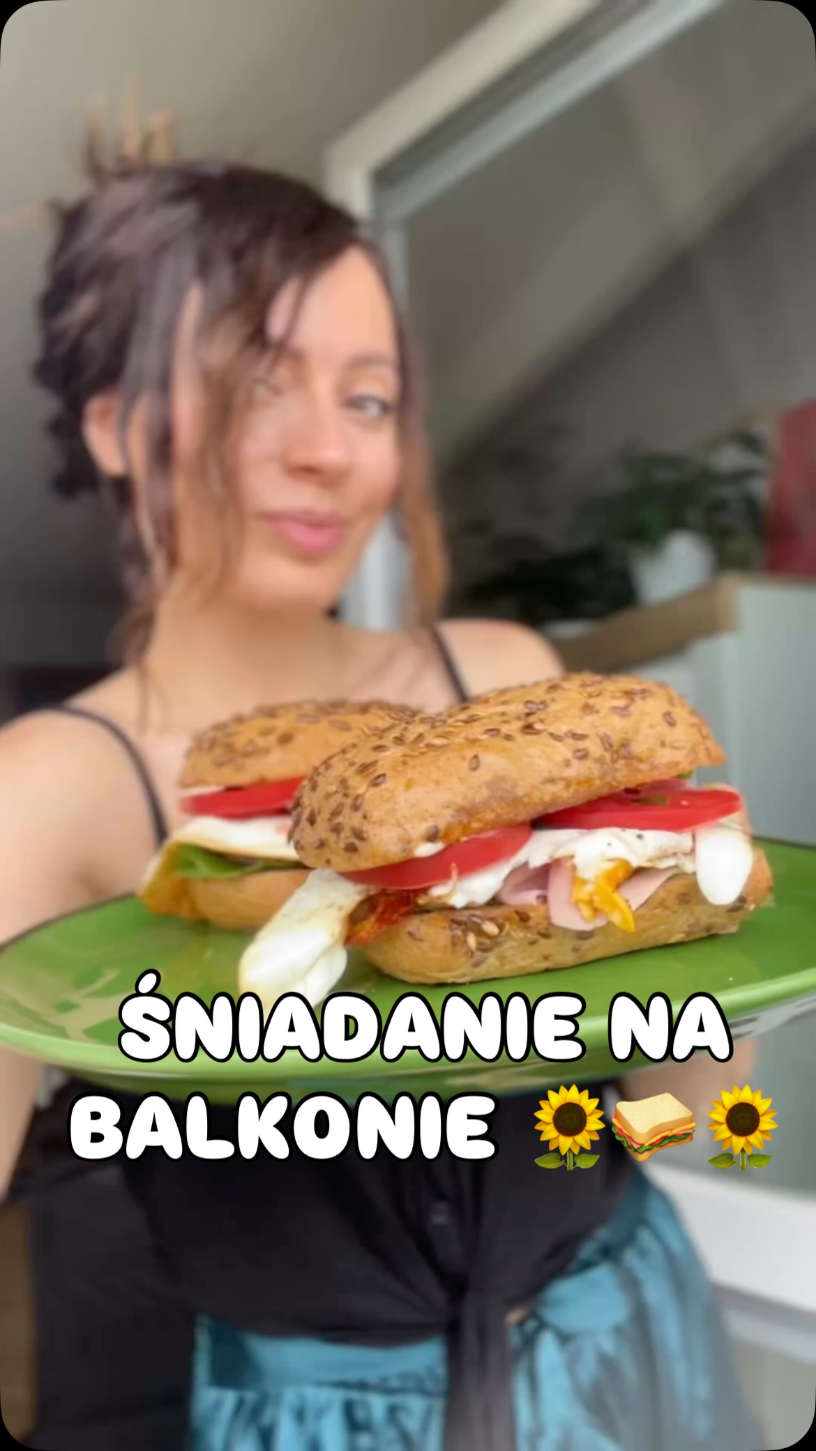 Śniadanie na balkonie - jajka, boczek, pomidory, rukola i bezglutenowy chlebek