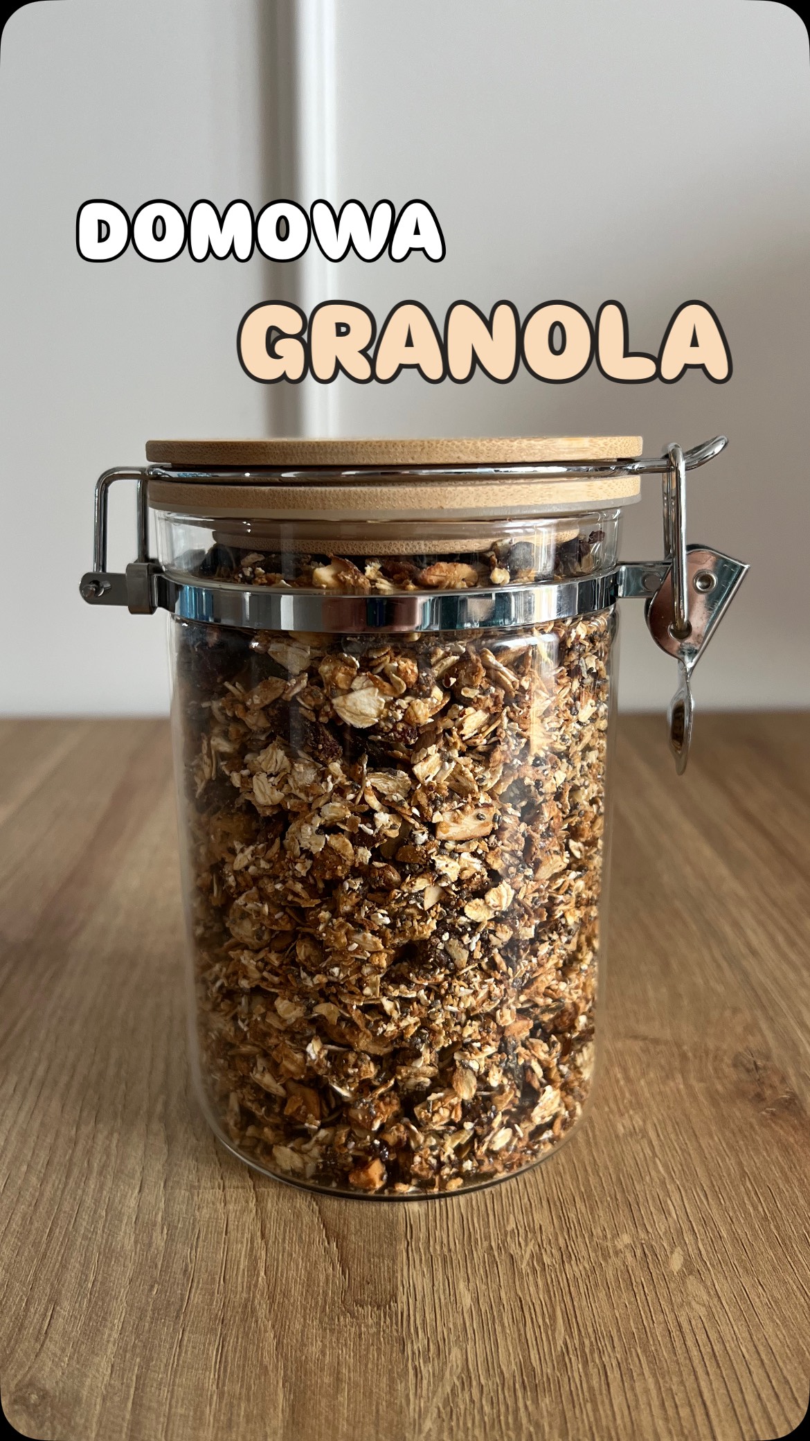 Domowa bezglutenowa granola z orzechami, wiórkami koksowymi, pestkami dyni, nasionami chia, syropem z agawy, masłem orzechowym, gorzką czekoladą i rodzynkami